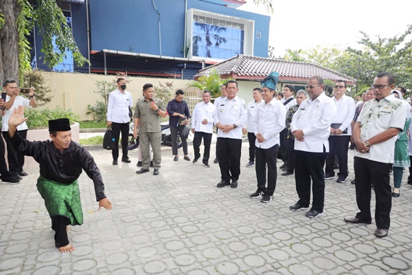 Penyambutan kedatangan Wamen ATR/BPN di Kabupaten Karimun. (Foto Diskominfo Karimun)