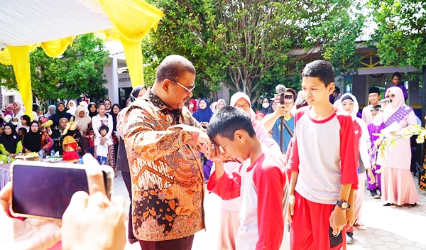 Siswa SDN 003 Teluk Uma saat bersalaman dengan Bupati Karimun. (Foto Diskominfo Karimun)