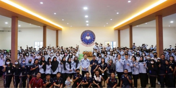 Imigrasi Batam saat melakukan sosialisasi ke SMU Pelita Utama. (Foto Imigrasi Batam)