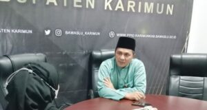 Ketua Bawaslu Kabupaten Karimun saat di wawancarai wartawan gerbangkepri.com (Foto GK.com / Nadya)