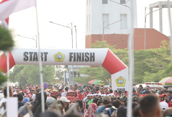 Suasana saat di laksanakan gerak jalan oleh Dispora Karimun. (Foto Diskominfo Karimun)