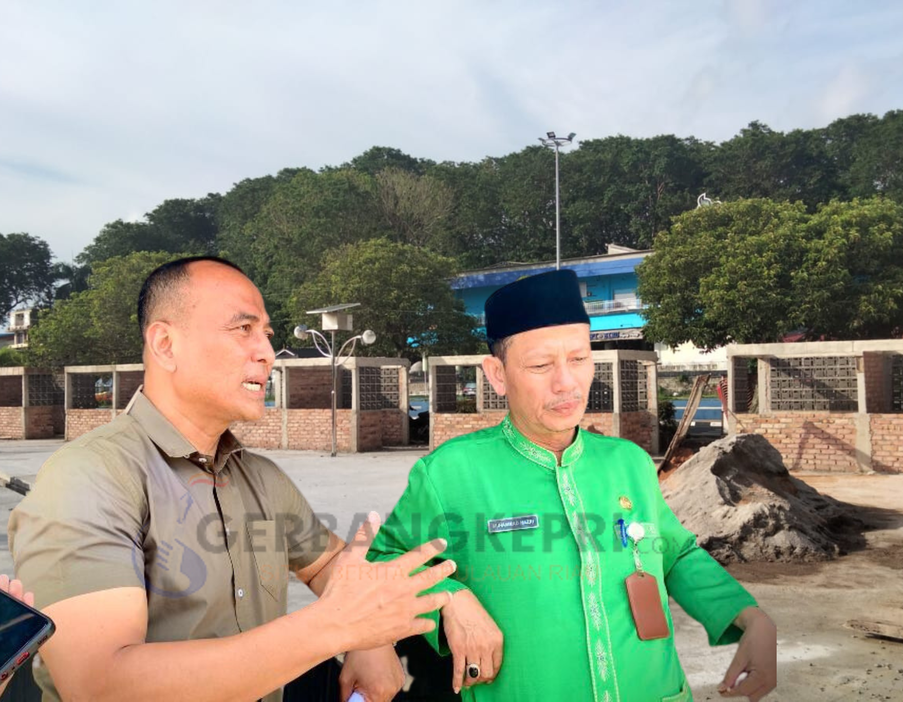 Dirut BUMD Tanjungpinang dan Kadispar Tanjungpinang saat di wawancarai gerbangkepri.com (Foto GK.com / Nad) Dirut BUMD Tanjungpinang dan Kadispar Tanjungpinang saat di wawancarai gerbangkepri.com (Foto GK.com / Nad)