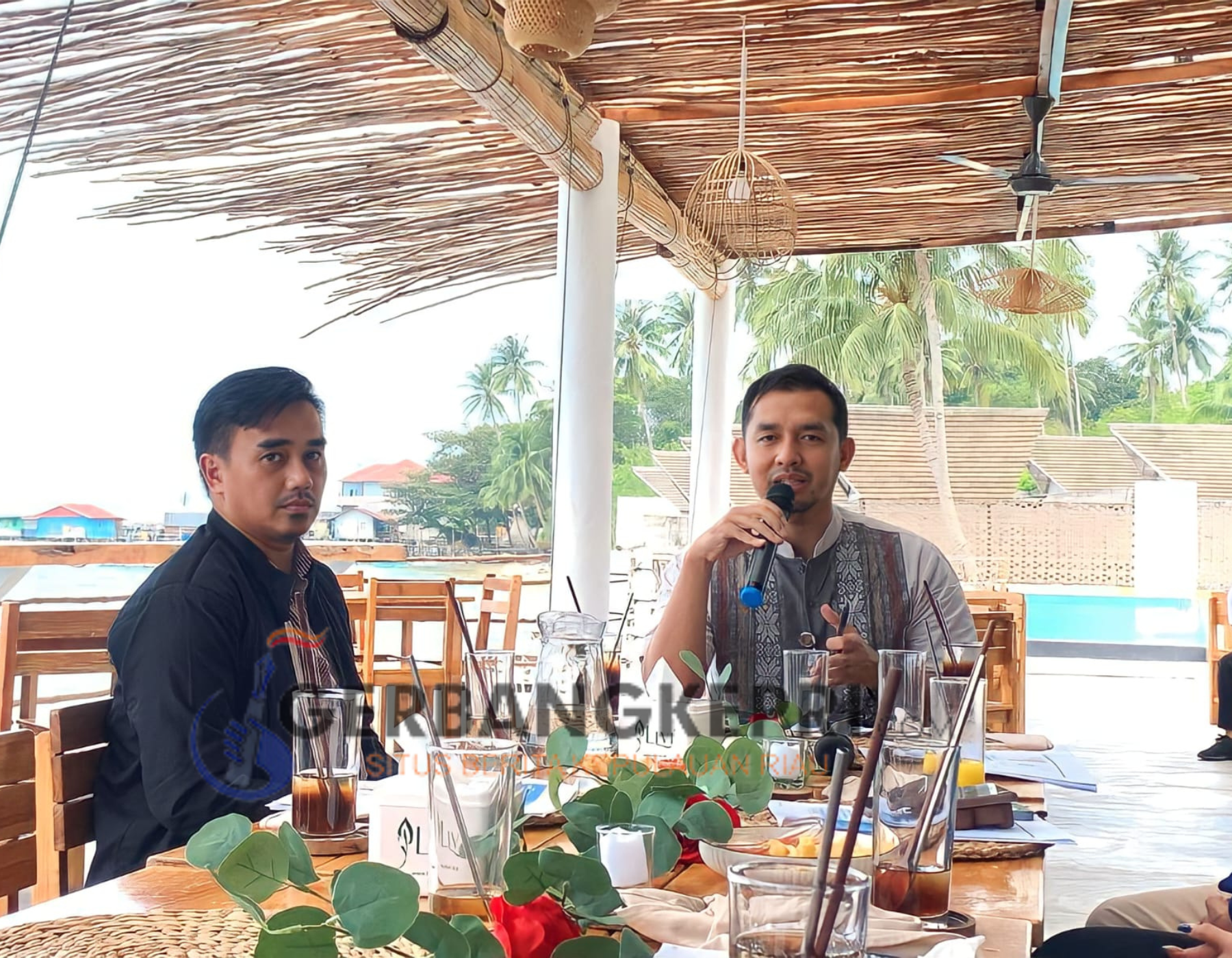 Fauzi Lukman Kepala Bpjs kesehatan Tanjungpinang di dampingi Roby Okta Dhani Kepala Bagian SDM, Umum , dan Komunikasi (Poto by Nadya, GK.com)