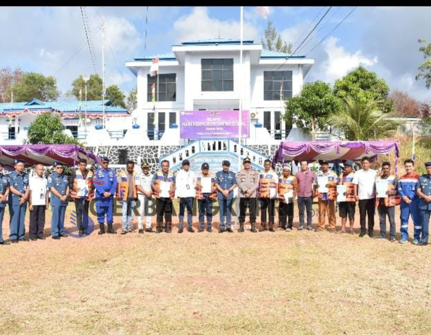 KSOP Kijang Beri Penghargaan dan Life Jacket untuk Nelayan ( Foto bersama KSOP Kelas III Kijang dan Nelayan, poto : GK.com/Nad)