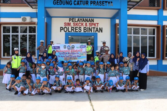 Bintan, GK.com – Satuan Lalu Lintas (Satlantas) Polres Bintan menerima kunjungan anak-anak TK Hang Tuah sebagai bagian dari program Polisi Sahabat Anak (Polsanak). Program ini bertujuan untuk mendekatkan anak-anak dengan Polisi, serta memberikan edukasi tentang Lalu {Lintas sejak dini. Kepala Satlantas Polres Bintan, AKP Khapandi yang menyambut langsung kedatangan anak-anak TK Hang Tuah saat itu di Gedung Catur Prasetya Satlantas Polres Bintan memberikan penyuluhan dan bimbingan tentang materi tertib berlalu lintas, pengenalan rambu-rambu, tugas polisi, dan perilaku yang baik di rumah dan sekolah. “Kami senang Sekolah ini bersilaturahmi ke Kantor kami. Kami memberikan pengajaran tentang rambu-rambu Lalu Lintas dan pentingnya berhati-hati dalam berkendara,” kata Khapandi melalui Whatsapp kepada gerbangkepri.com. “Kami berharap melalui program ini, anak-anak sejak usia dini sudah mengerti aturan dan peraturan lalu lintas, sehingga nanti ketika dewasa mereka akan menjadi pengguna jalan yang patuh dan tertib,” ungkapnya. Selain itu, Khapandi juga mengenalkan beberapa peralatan Lalu Lintas yang digunakan oleh Polisi seperti, sepeda motor untuk patroli dan pengawalan, serta peralatan untuk pengurusan SIM. Ia juga menggencarkan slogan Polisi Sahabat Anak agar anak-anak tidak takut dengan Polisi, melainkan mencintai Polisi. “Kami ingin menanamkan jiwa cinta anak-anak kepada Polisi, karena Polisi adalah sahabat mereka yang melindungi, serta menjaga keamanan, ketertiban, dan kelancaran Lalu Lintas,” ujarnya. Tidak hanya itu, anak-anak juga diajak masuk ke Ruangan Satlantas untuk melihat peralatan Lalu Lintas, dan cara penggunaannya. Dengan demikian, anak-anak dapat memahami bagaimana Satlantas Polres Bintan bekerja dalam menjalankan tugasnya. Polsanak Tanamkan Jiwa Cinta Lalin