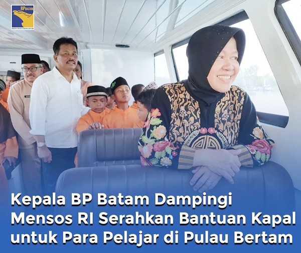 Kepala BP Batam saat mendampingi Mensos RI menyerahkan Kapal untuk para pelajar. (Foto BP Batam)