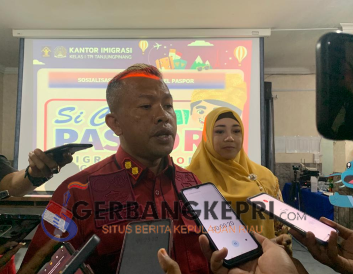 Khairill Mirza Kepala Imigrasi Kelas I TPI Tanjungpinang dan Ryawantri Nurfatimah Kasi Teknologi, Informasi dan Komunikasi