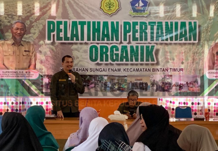 Ekandra Indra Sadri, S.KM., M.Kes menyampaikan kata sambutan nya kepada kelompok tani Sungai Enam