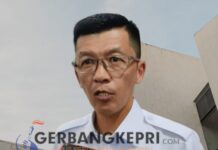 Pj Walikota Tanjungpinang Hasan saat di wawancarai (poto,Gk.com/nad)