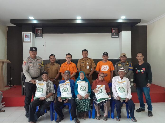 Poskota Tanjungpinang Berikan Bantuan Beras Untuk Warga Dompak