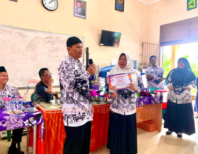 SMP N 11 Tanjungpinang Beri Sertifikat untuk Tenaga Didik dan Staff