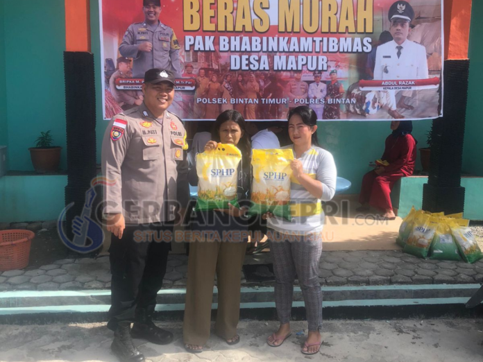 Tampak Bhabinkamtibmas Mapur Menjual Beras Murah (poto by Gk.com/ndy)