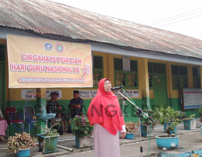 Upacara Hari Guru Nasional di SDN 009 Bintan Timur Berbaju Kurung