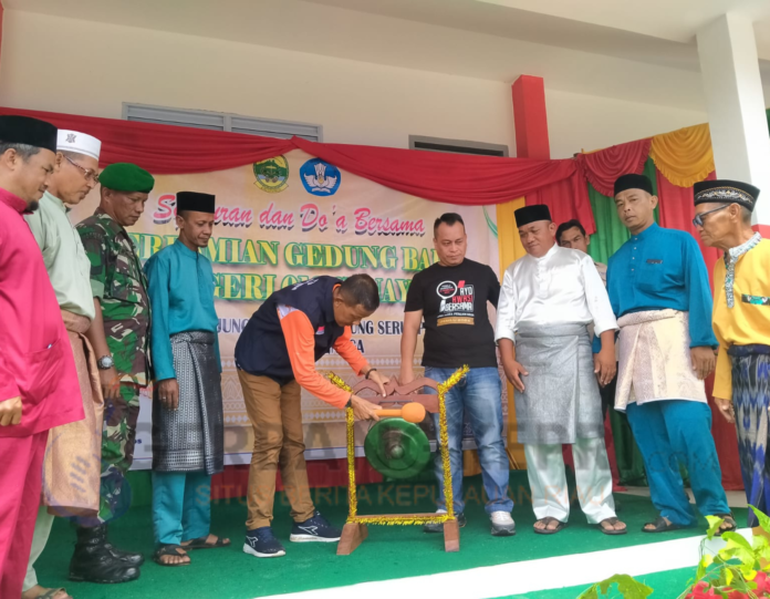 Bupati Lingga bersama Sekda kades kepala sekolah SDN 012 senayang tomas foto bersama