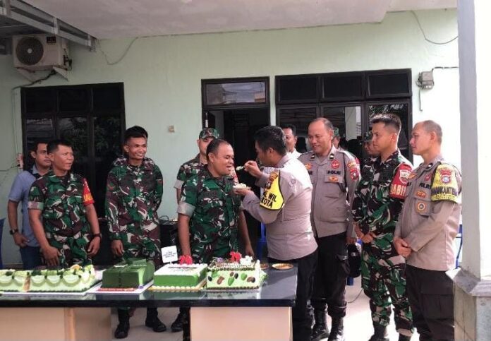 TNI Ultah, Kapolsek Tanjungpinang Kota dan Danramil Pamer Keakraban